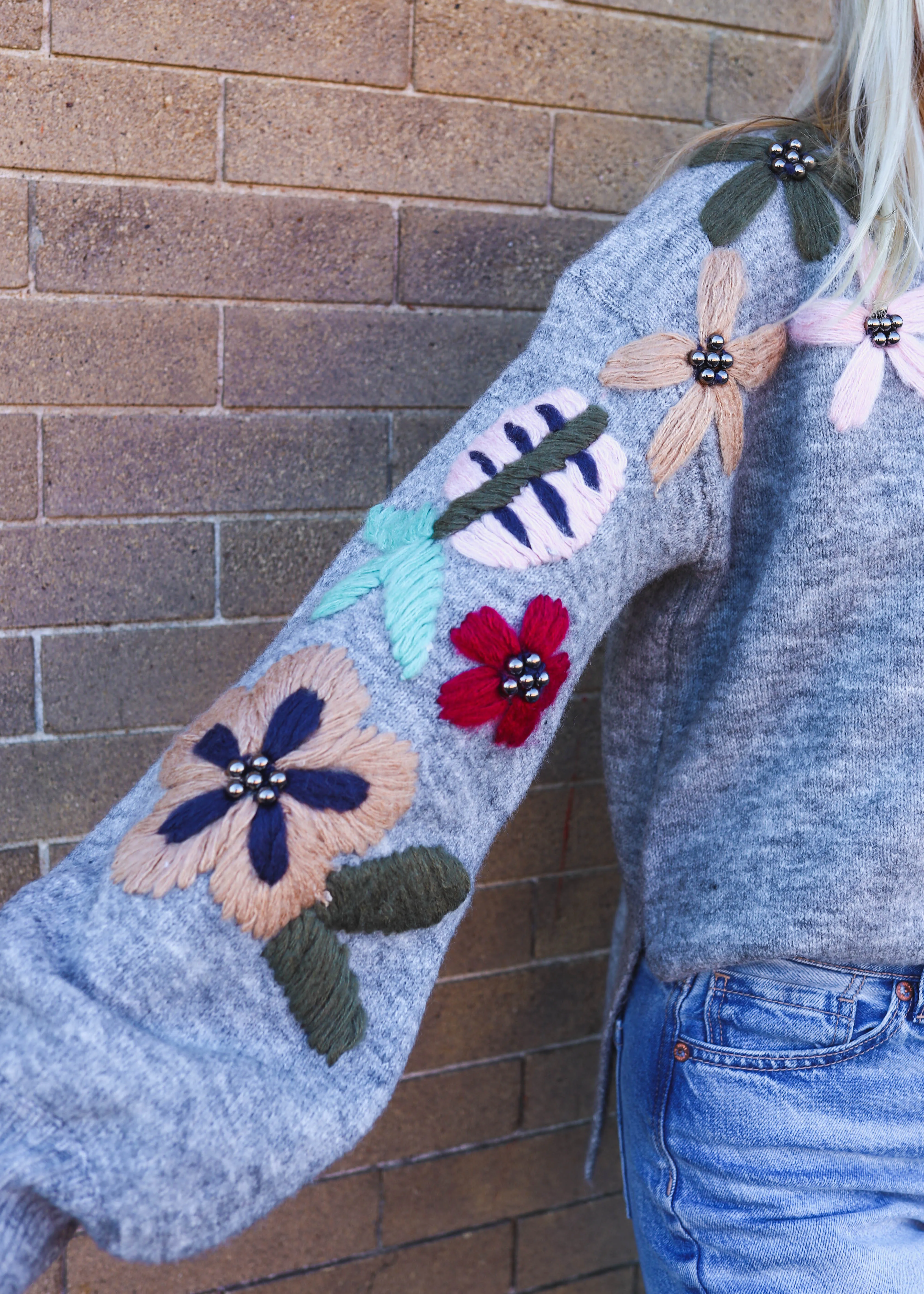 FLORAL EMBROIDERED SWEATER TOP