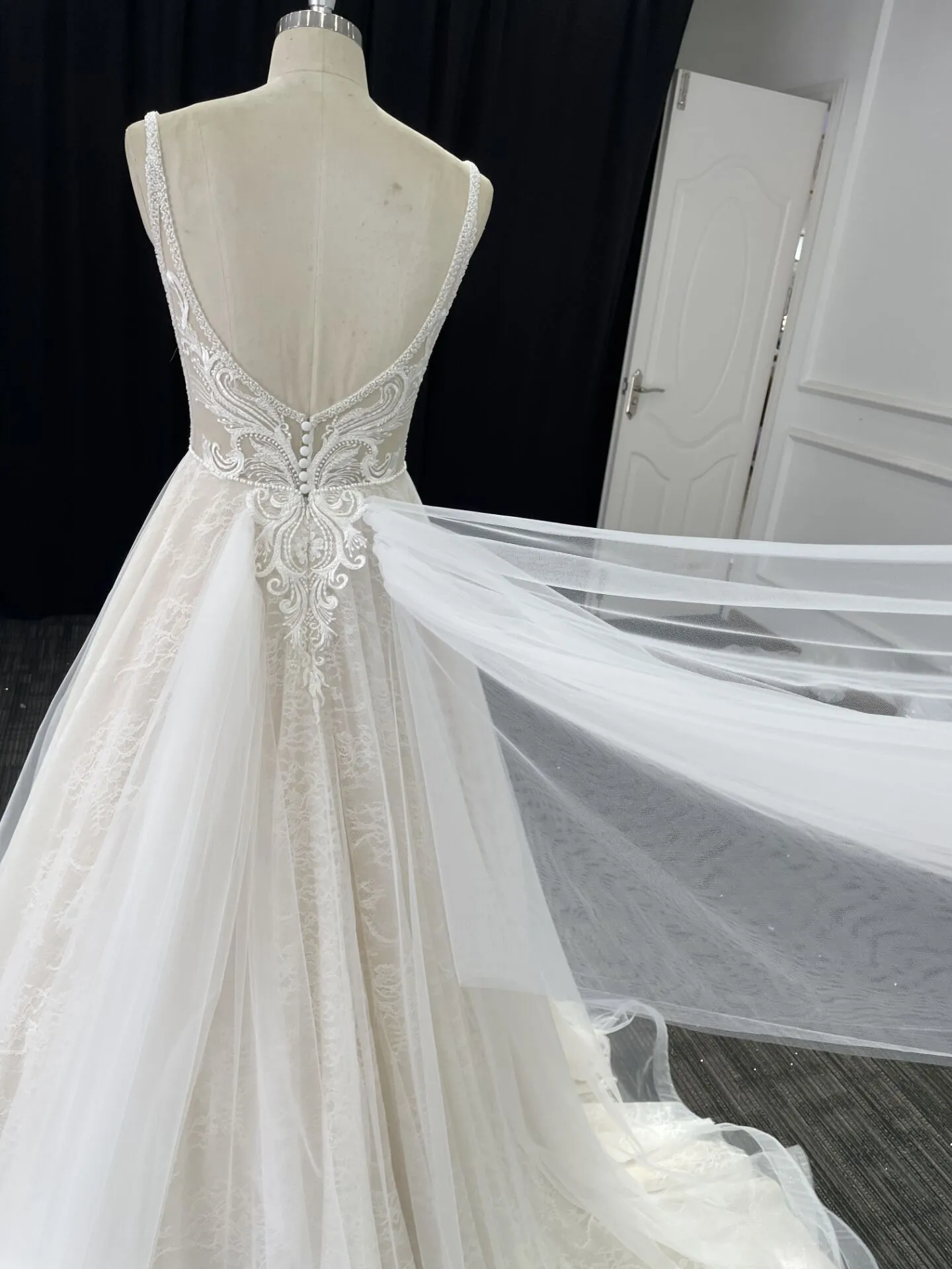 Luolandi Flowy A Line V Neck Tulle Wedding Dresses with Beads Lace Appliques Beach Bride Dresses Sexy